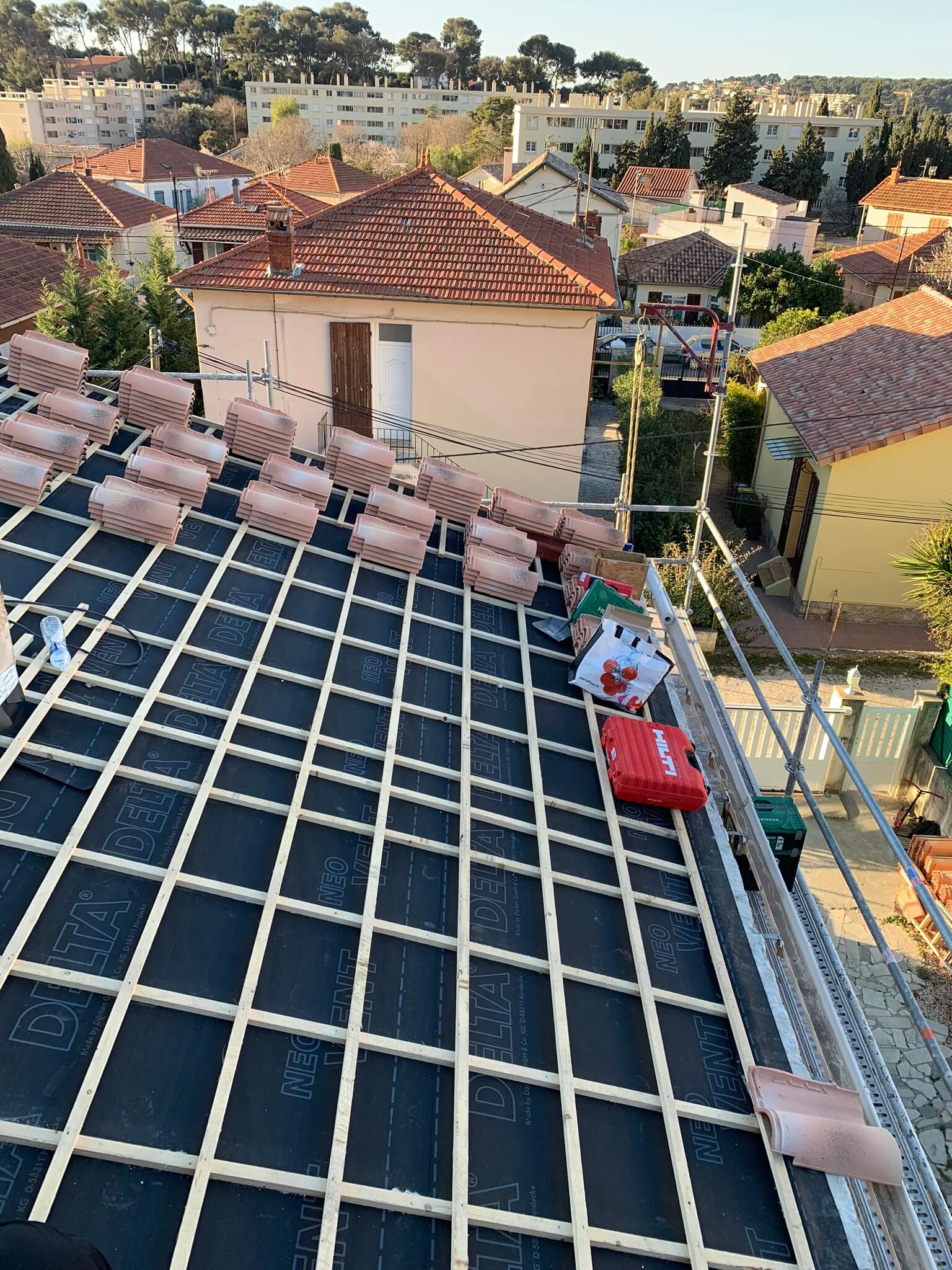 Rénovation de charpente en bois pour la rénovation de votre toiture par Stanegri Toiture, artisan Couvreur Toiture Zinguerie à Toulon
