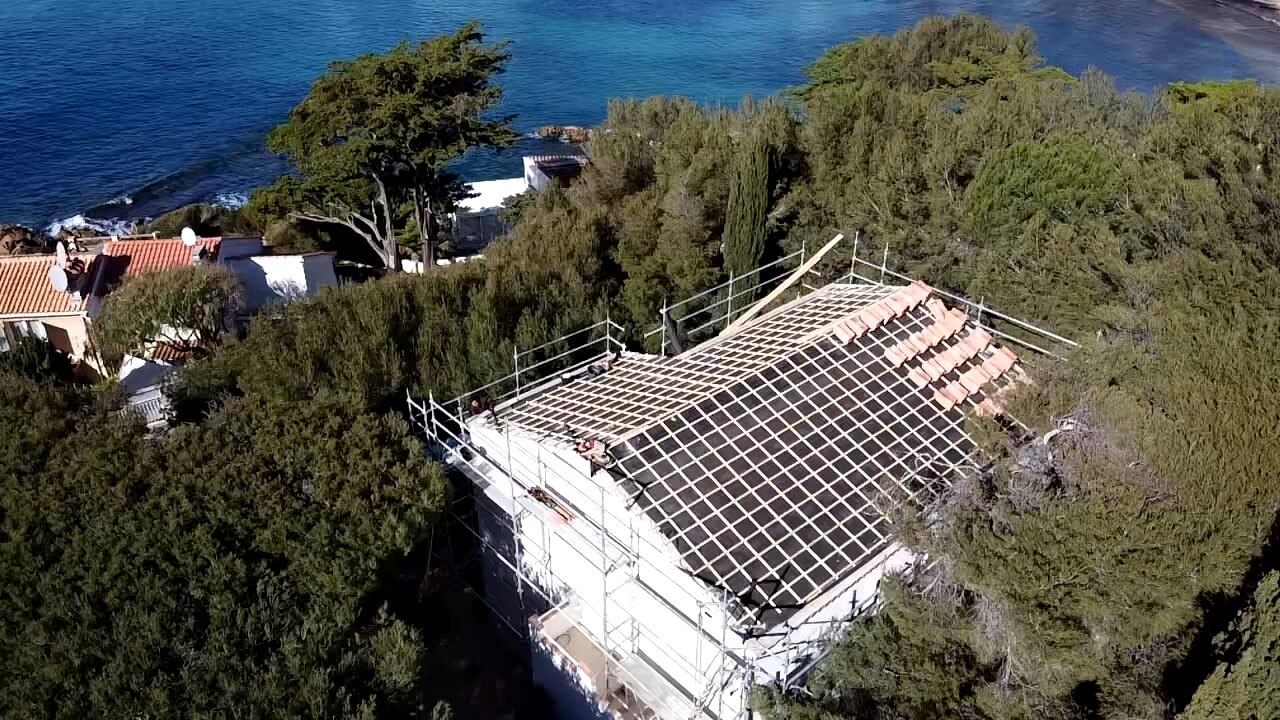 Rénovation et construction de votre toiture, couverture et zinguerie par Stanegri Toiture, artisan agréé à Toulon