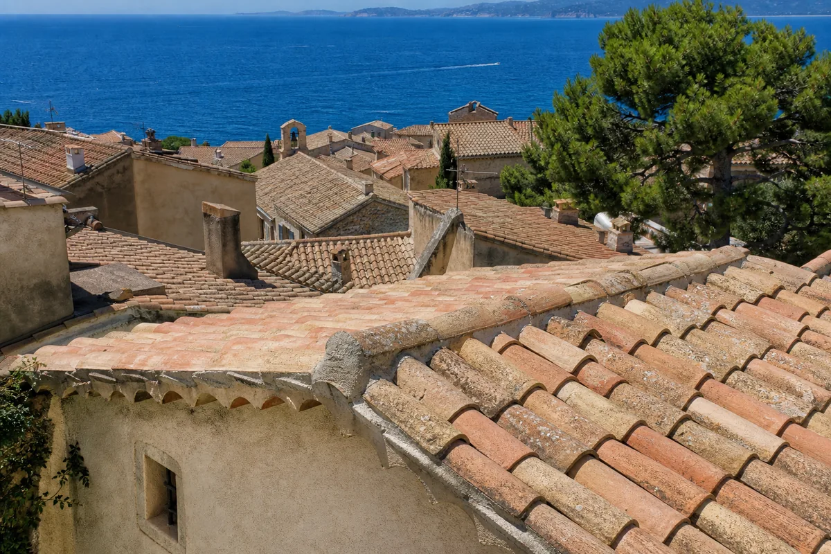 Couvreur à Cagnes-sur-Mer : toiture, fuite et zinguerie marine