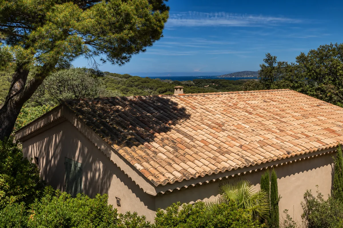 Couvreur à Sainte-Maxime : pan sud fendillé, pan nord vert