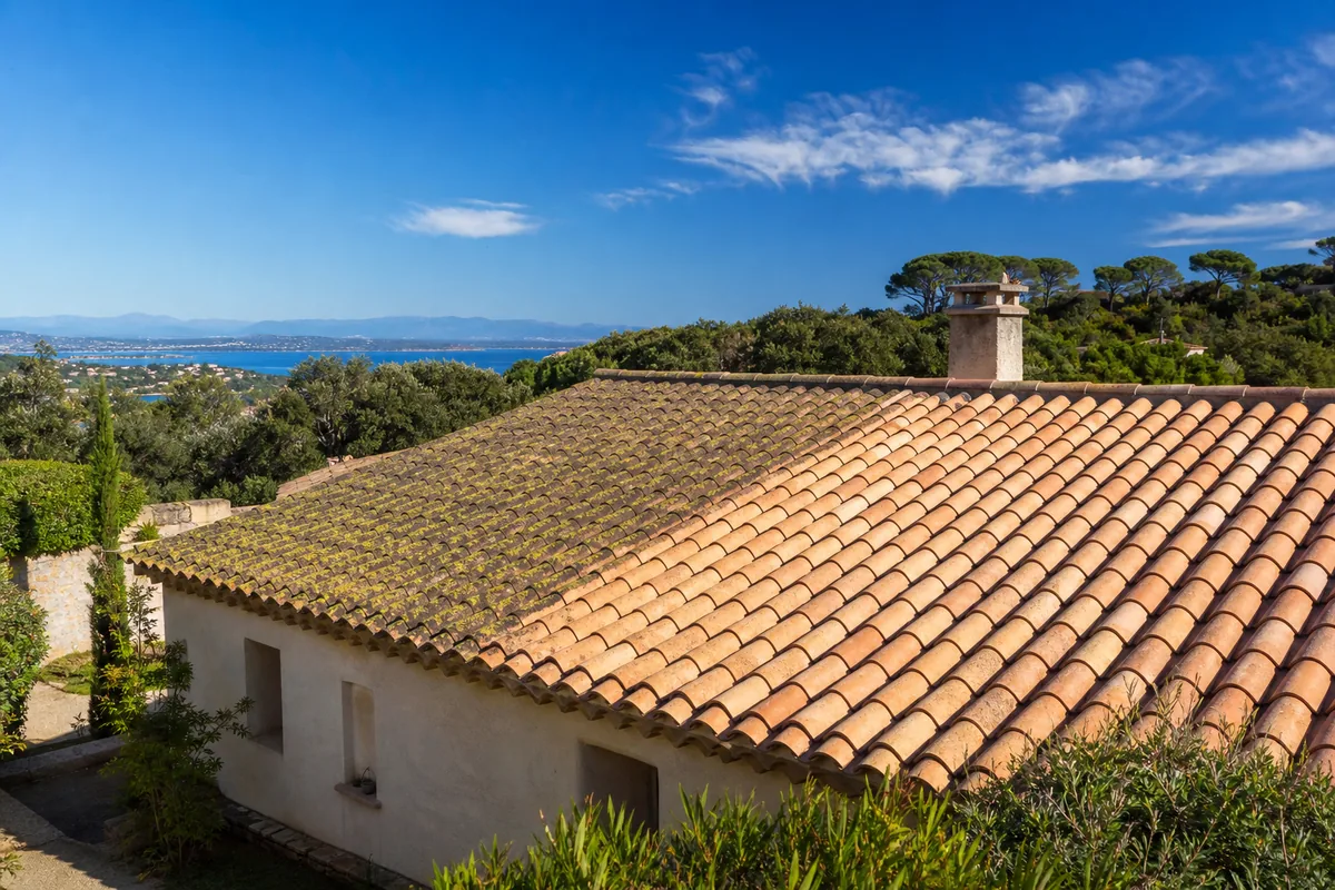 Démoussage toiture Sainte-Maxime : quand et comment le juger