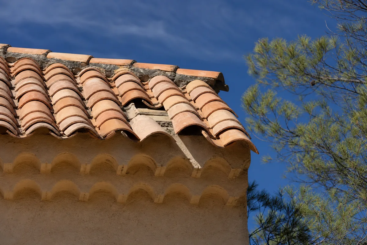 Recherche de fuite de toiture dans le Var : méthode et prix
