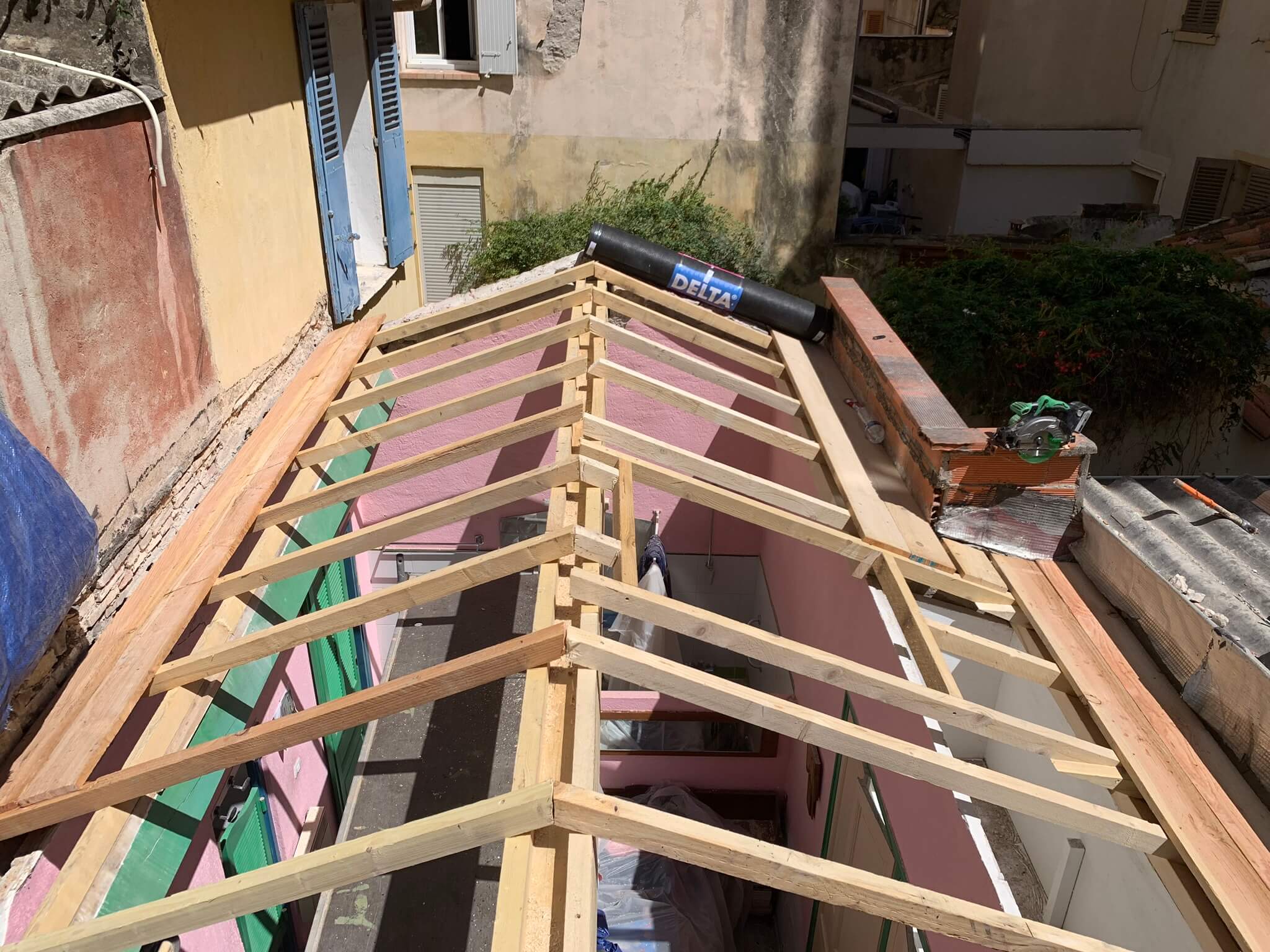 Rénovation de charpente en bois pour la rénovation de votre toiture par Stanegri Toiture, artisan Couvreur Toiture Zinguerie à Toulon