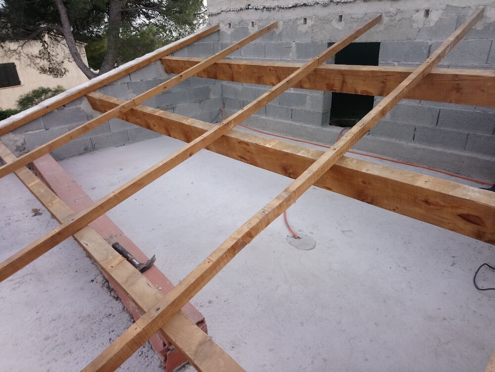 Rénovation et pose de charpente en bois pour votre toiture par Stanegri Toiture, artisan couvreur toiture à Toulon agréé de confiance depuis plus de 20 ans