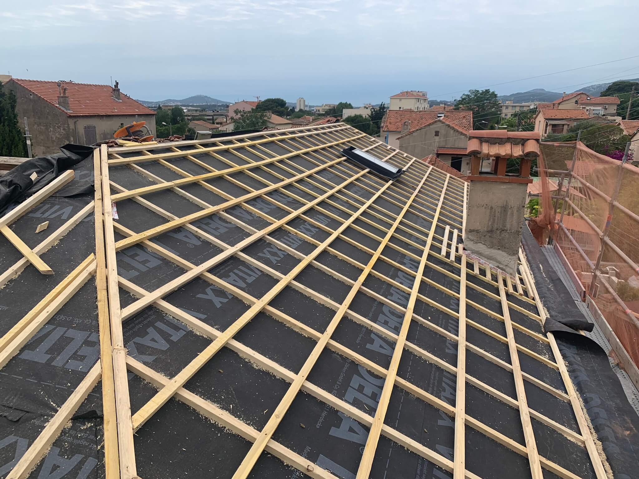 Rénovation et pose de charpente en bois pour votre toiture par Stanegri Toiture, artisan couvreur toiture à Toulon agréé de confiance depuis plus de 20 ans