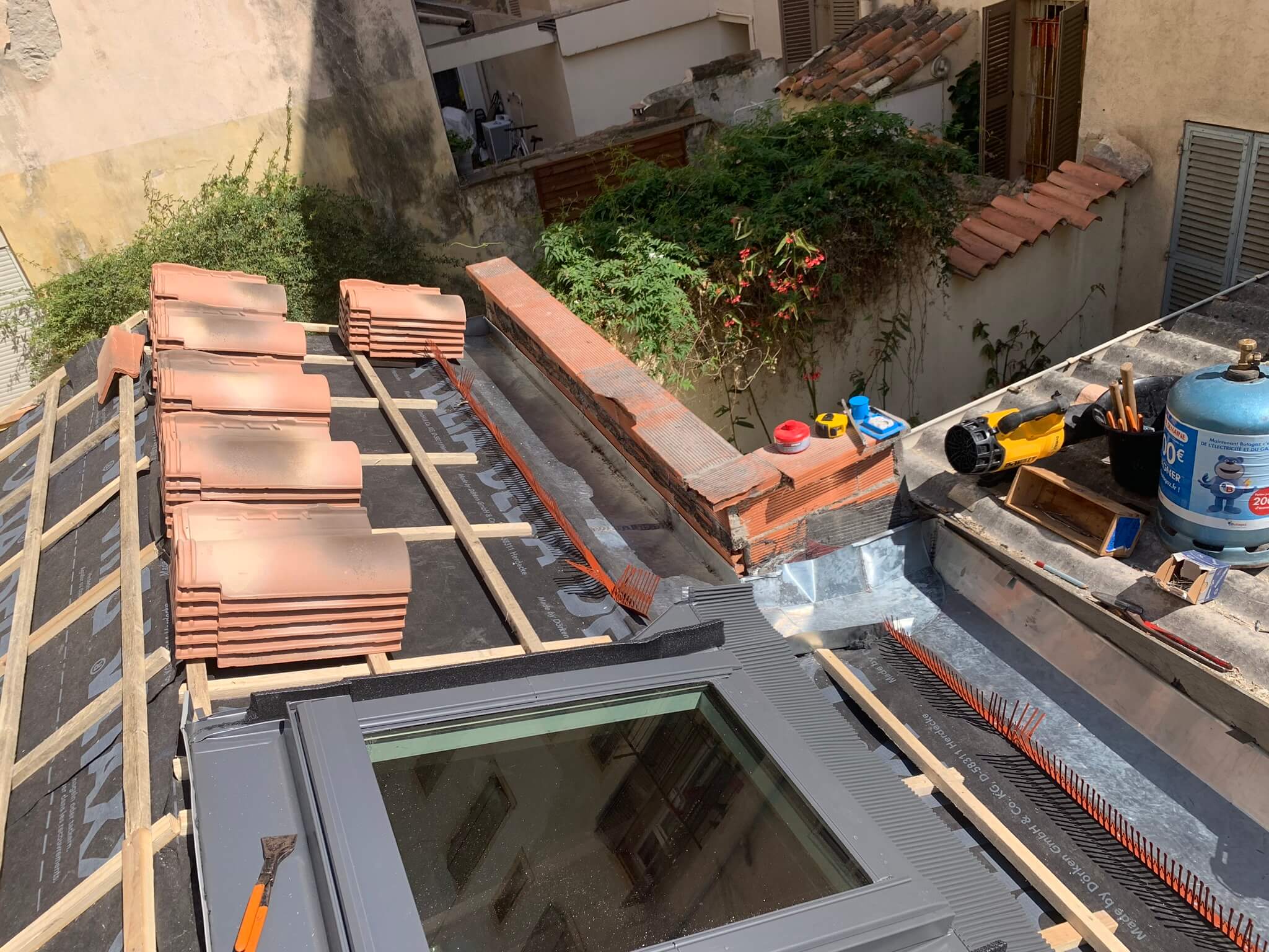 Rénovation toiture couverture et zinguerie par Stanegri Toiture, artisan couvreur zinguer agréé à Toulon et le Var 83
